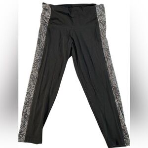 Victoria Sport Black and Gray Patterned Capri Leggings size m